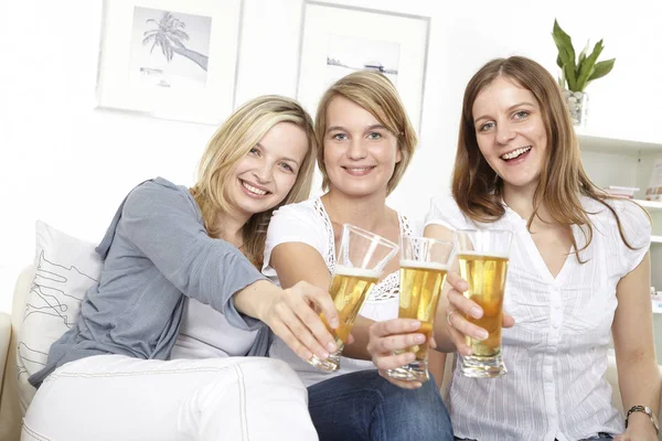 Três Amigas Bebendo Cerveja — Fotografia de Stock