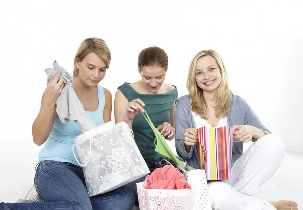 Donne Che Tengono Borse Della Spesa Sorridono — Foto Stock