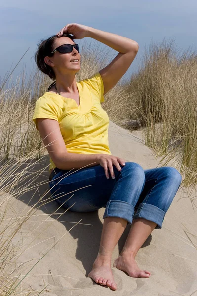 Jonge Vrouw Zonnebril Het Strand — Stockfoto