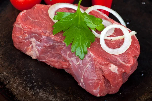 Bife Carne Crua Uma Panela Ferro — Fotografia de Stock
