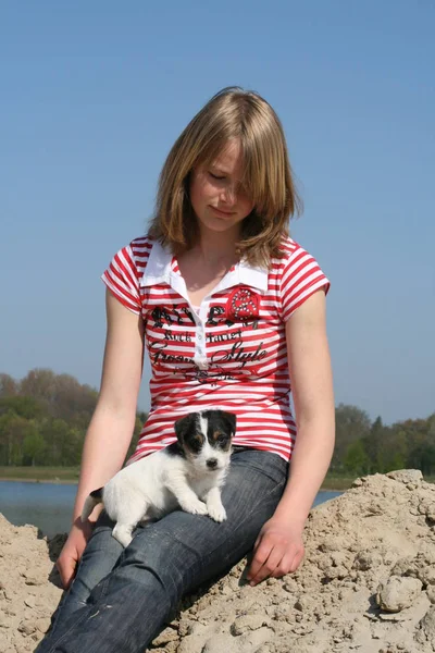 Terrier Κουτάβι Και Κορίτσι — Φωτογραφία Αρχείου