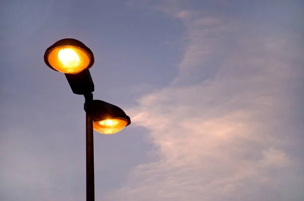 Straßenlaterne Mit Lichtmasten — Stockfoto