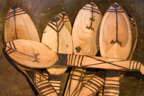 Arte Madera Mano Hombre Con Una Pintura Artesanal Tradicional — Foto de Stock