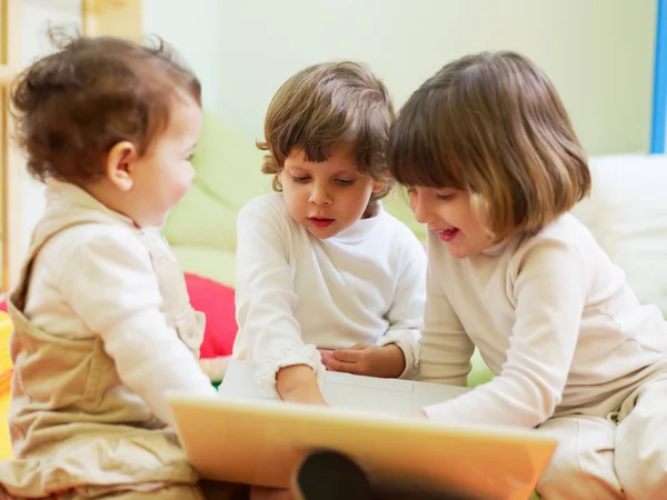 Tre Bambine Maestra Asilo Nido — Foto Stock