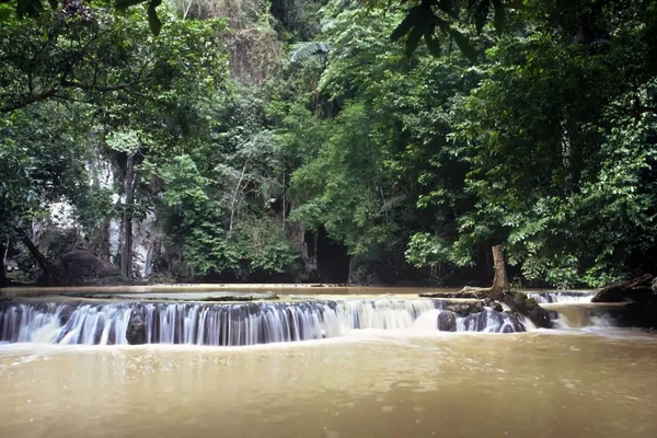 Schöner Wasserfall Auf Naturhintergrund — Stockfoto