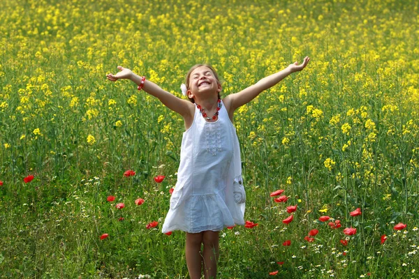 Meisje Omringd Door Koolzaad Bloemen — Stockfoto