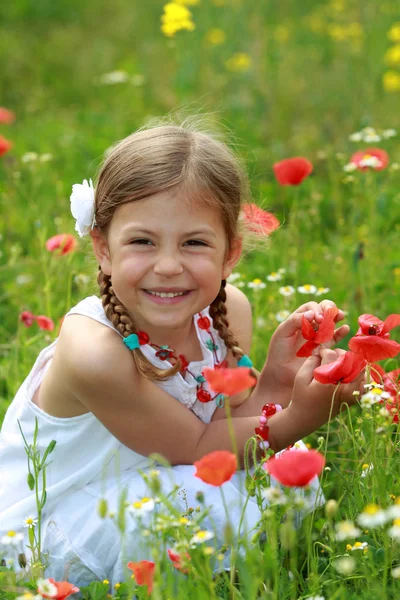 Girl Wild Poppy Flowers Sélectif Focus — Photo