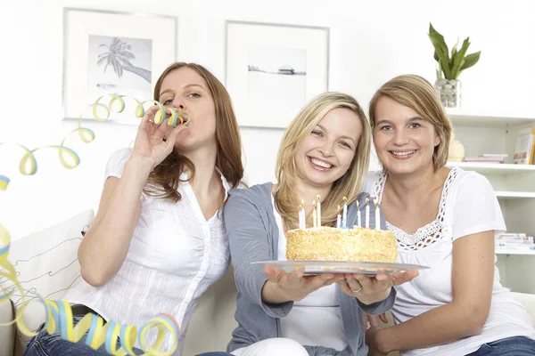 Amigas Con Tarta Cumpleaños — Foto de Stock