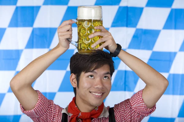 Ásia Homem Lederhosen Tem Oktoberfest Cerveja Stein Seu Cabeça — Fotografia de Stock