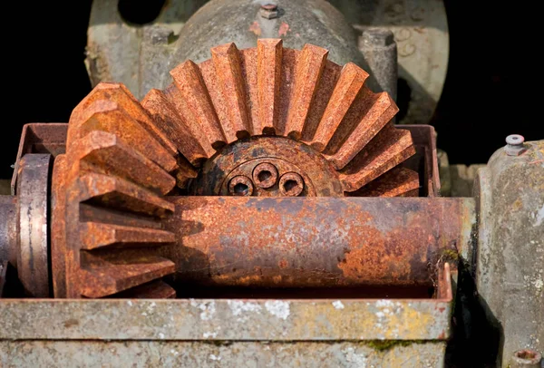 旧生锈的铁轮 — 图库照片