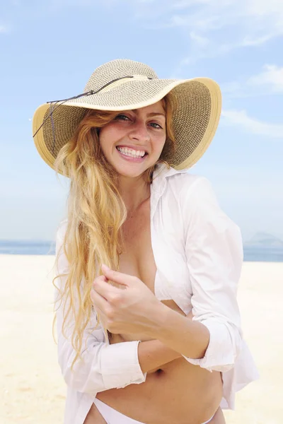 夏のビーチでは麦藁帽子を被った女性が — ストック写真