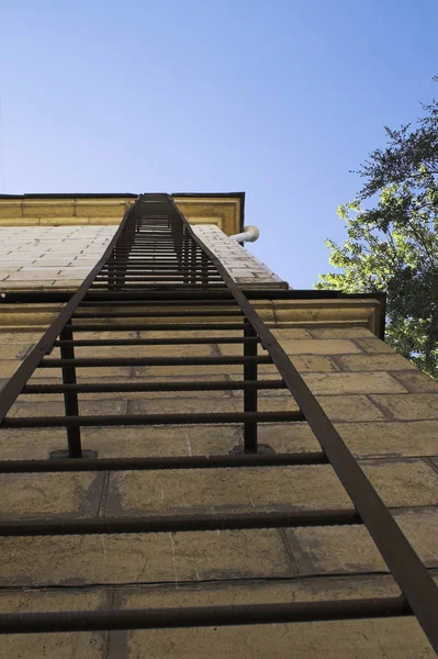 Σκάλες Έκτακτης Ανάγκης Στην Παλιά Διαμέρισμα Κτίριο Τείχος — Φωτογραφία Αρχείου
