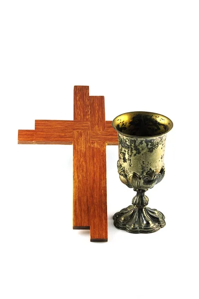 白色背景上有金杯的木制十字架 — 图库照片