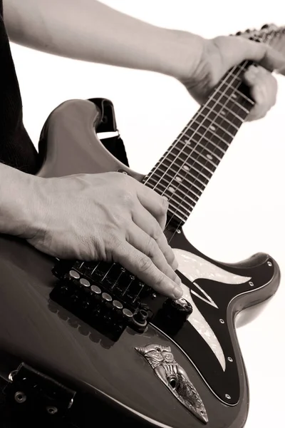 Nahaufnahme Eines Gitarristen Der Gitarre Spielt — Stockfoto