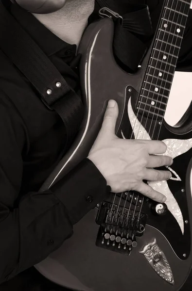 Gitarist Speelt Gitaar Zwarte Achtergrond — Stockfoto