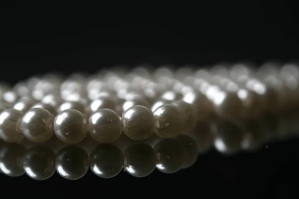 Schöne Weiße Perlenkette Auf Schwarzem Hintergrund — Stockfoto