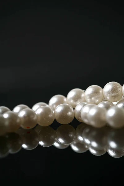 Hermoso Collar Perlas Blancas Sobre Fondo Negro — Foto de Stock