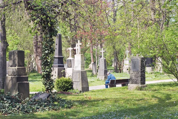 Homme Solitaire Dans Cimetière — Photo