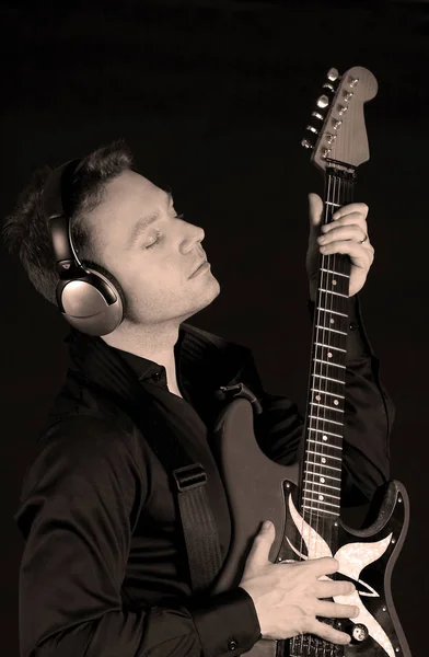 Junger Mann Mit Gitarre Auf Schwarzem Hintergrund — Stockfoto