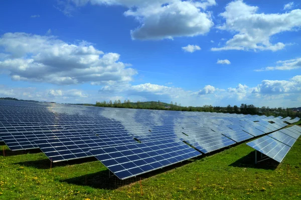 Solární Panel Zelené Louce — Stock fotografie