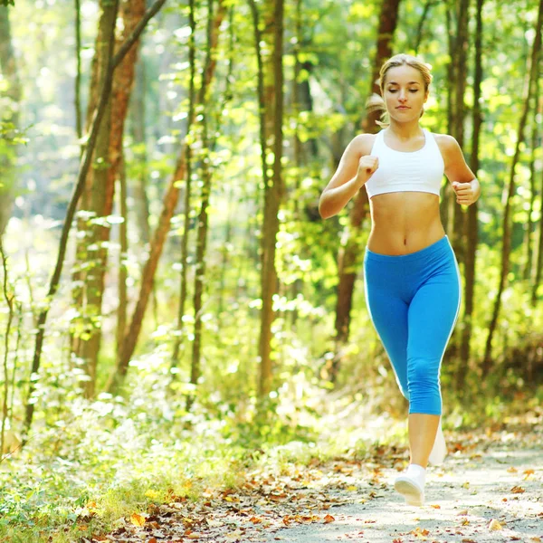 Mulher Correndo Caminho Uma Floresta — Fotografia de Stock