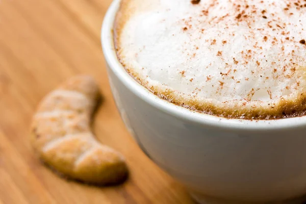 Cappuccino Segar Dalam Cangkir Dengan Cookie — Stok Foto