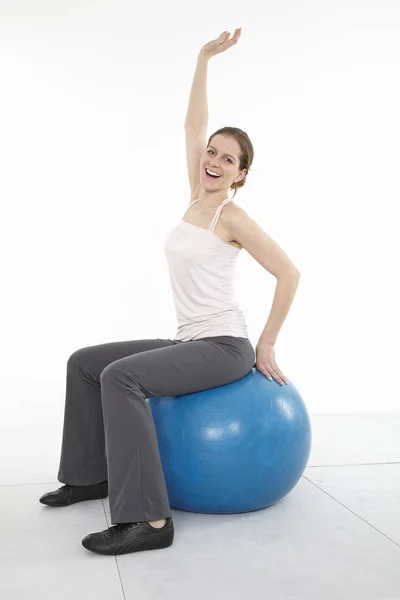 Vrouw Met Gymnastiek Bal — Stockfoto