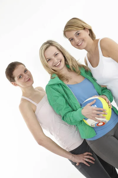 Trzy Kobiety Siatkówką Plażową — Zdjęcie stockowe