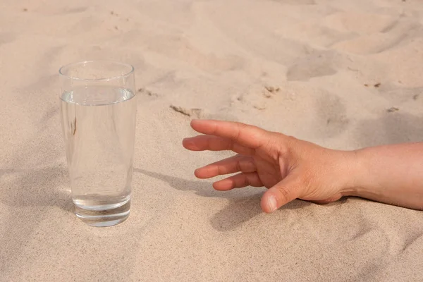 Mão Segurando Copo Água Praia — Fotografia de Stock