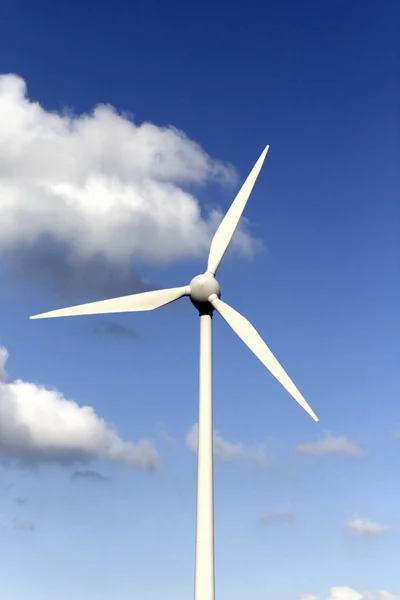 Malerischer Blick Auf Die Landschaft Mit Windmühlenbau — Stockfoto