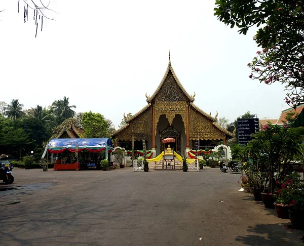 Keek Door Poort Naar Een Tempel — Stockfoto