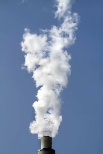 Humo Chimenea Contra Cielo —  Fotos de Stock