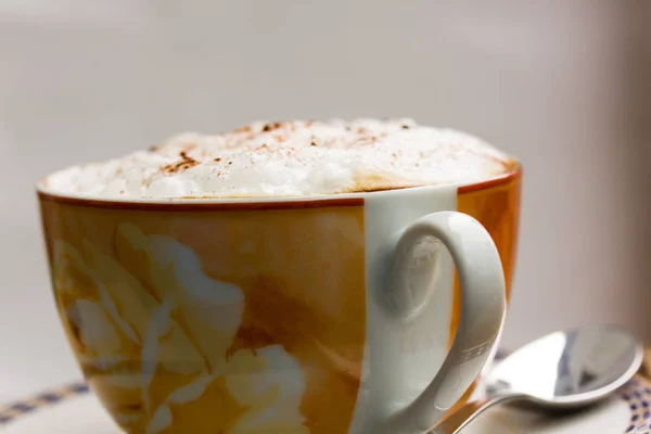 Cappuccino Con Helado Taza Blanca — Foto de Stock