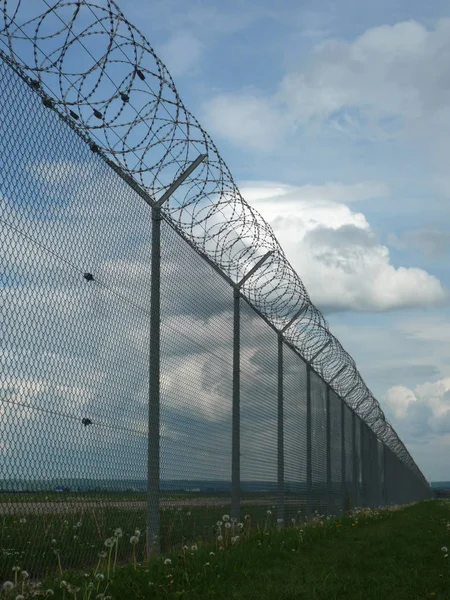 Barbed Wire Fence Airport — Stock Photo, Image