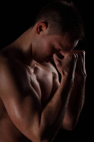 Muskulöser Junger Mann Auf Schwarzem Hintergrund — Stockfoto