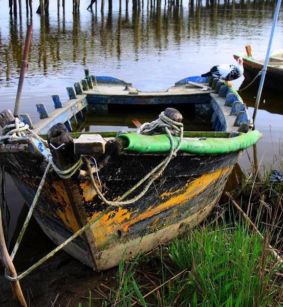 河里的一艘旧渔船 — 图库照片