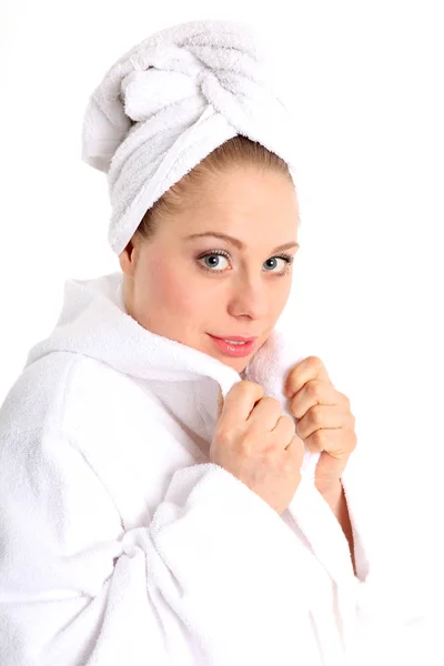 Młoda Kobieta Szlafroku Ręcznikiem Głowie — Zdjęcie stockowe