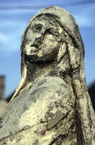 Starożytny Posąg Kobiety Zewnątrz — Zdjęcie stockowe
