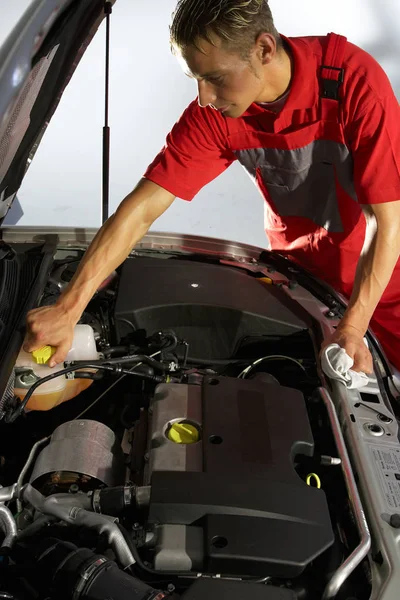 Car Mechanic Checking Cooling Water — Stock Photo, Image