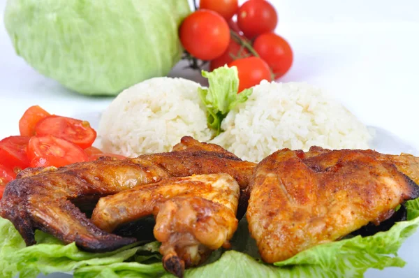 米と野菜の鶏の羽 — ストック写真