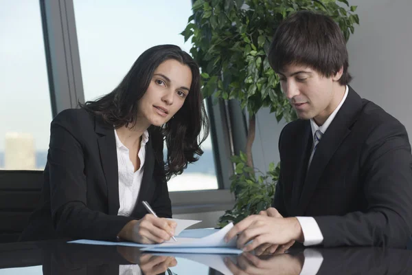 Femme Affaires Signant Des Documents Dans Bureau — Photo