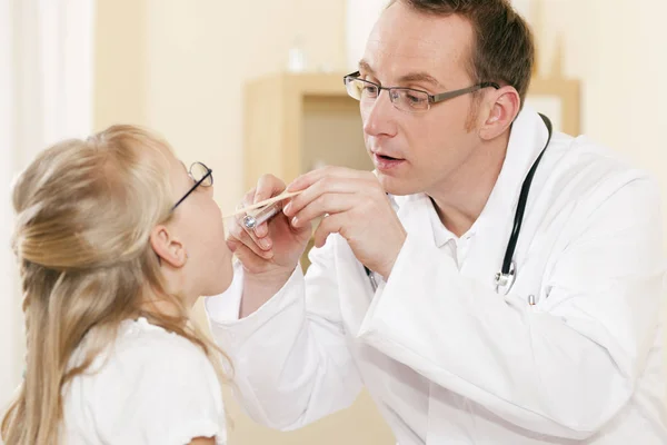 Doctor Examines Throat His Patient — Stock Photo, Image