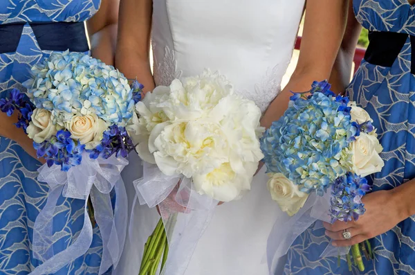 Pengantin Wanita Dan Dua Pengiring Pengantin Wanita Memegang Bouque — Stok Foto