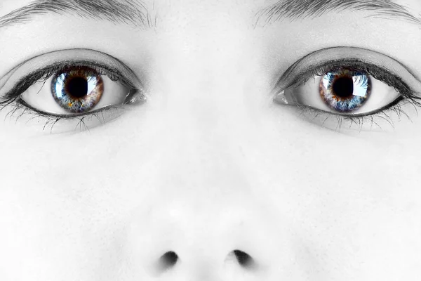 Nahaufnahme Eines Weiblichen Auges Mit Einer Kontaktlinse — Stockfoto