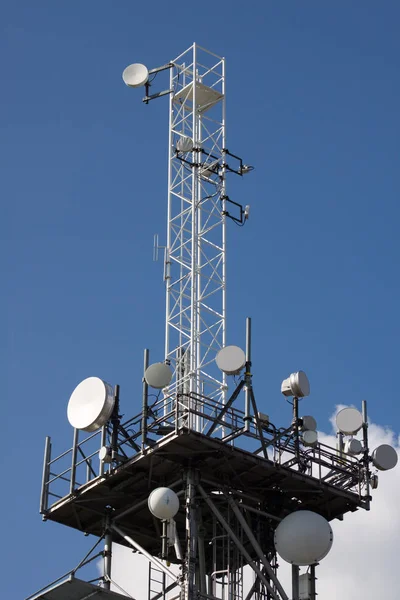 Wieża Telekomunikacyjna Antenami Szczycie Nieba — Zdjęcie stockowe