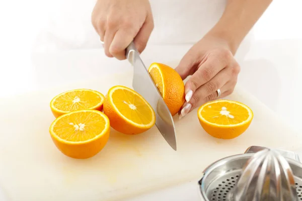 Kobieta Trzyma Miskę Świeżej Pomarańczy Plasterki Cytryny — Zdjęcie stockowe