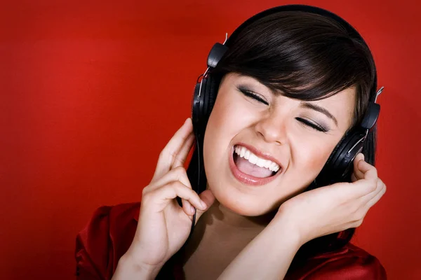 Młoda Kobieta Słuchająca Muzyki Słuchawkami — Zdjęcie stockowe