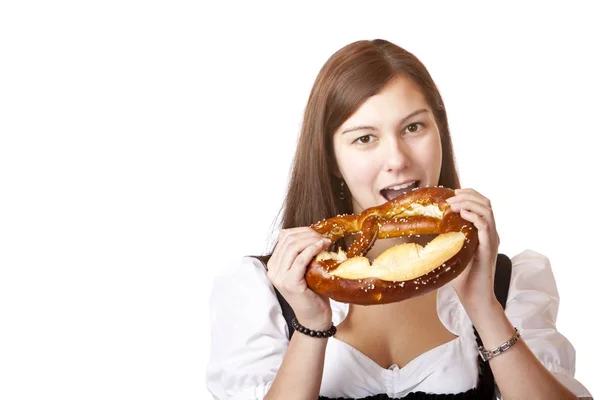 女人在烤肉卷里咬人 — 图库照片