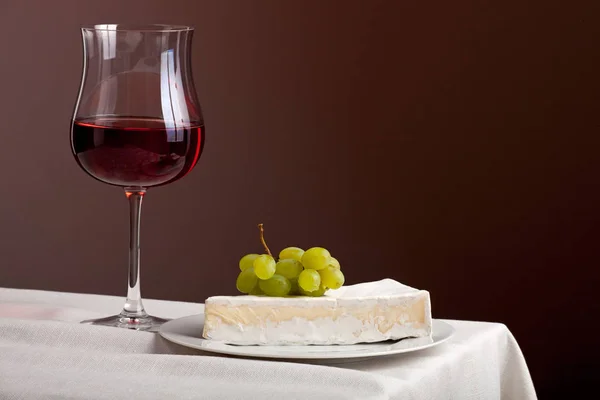 Vaso Vino Tinto Camembert Con Uvas —  Fotos de Stock