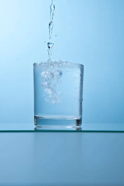 Wasserspritzer Glas Auf Blauem Hintergrund — Stockfoto